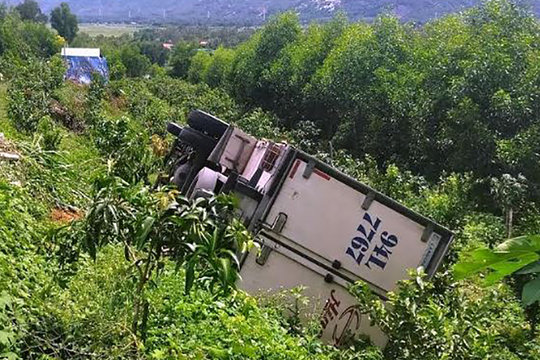 Xe tải tuột dốc, tài xế bị đè tử vong tại chỗ