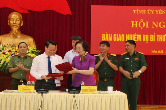 Yên Bái bàn giao nhiệm vụ Bí thư Tỉnh ủy và Bí thư Đảng ủy Quân sự tỉnh