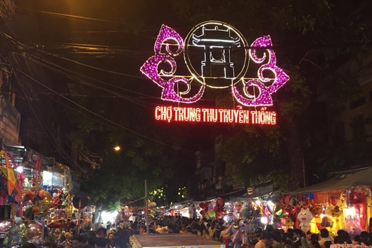 Chùm ảnh: Phố Hàng Mã rộn ràng đón Tết Trung thu