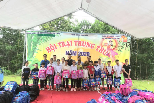 Trăng rằm miền Tây Bắc: Thắp sáng ước mơ em nhỏ vùng cao