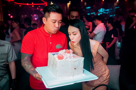Tuấn Hưng xúc động khi được vợ tổ chức sinh nhật