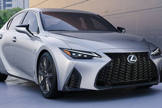 Lexus IS 2021 có giá từ 904 triệu đồng