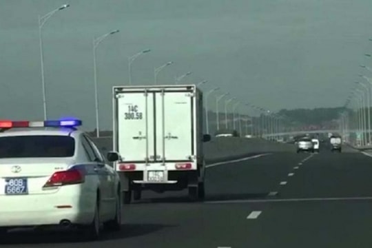 Xử phạt 2 tài xế không nhường đường cho xe ưu tiên