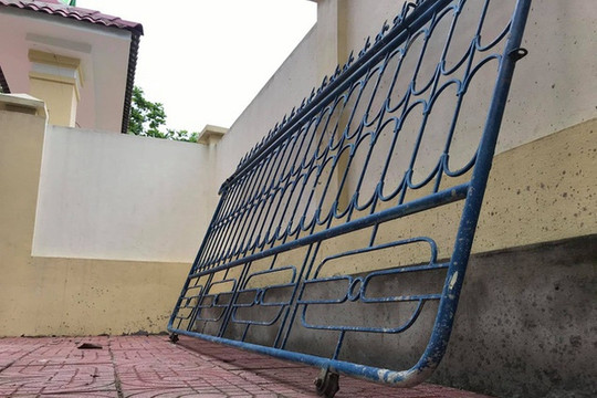 Sập cổng trường, đè lên học sinh lớp 3