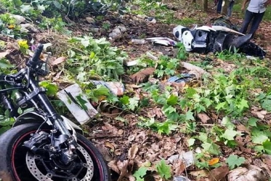 Xe phân khối lớn tông xe máy gãy làm đôi, 3 người thương vong