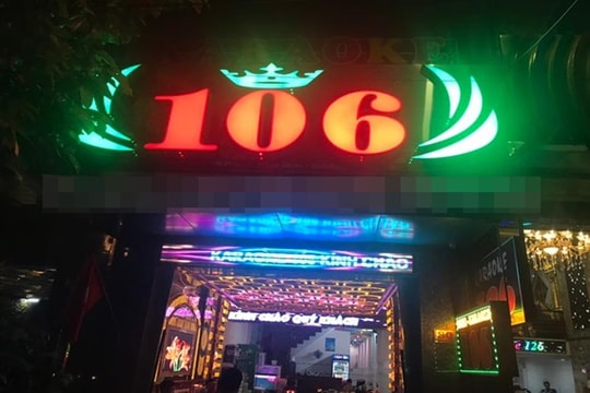 Nữ nhân viên khỏa thân, múa phụ họa cho khách hát karaoke