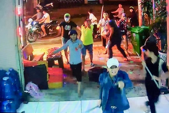 Khởi tố nhóm côn đồ đập phá quán karaoke vì không xin được tiền bảo kê
