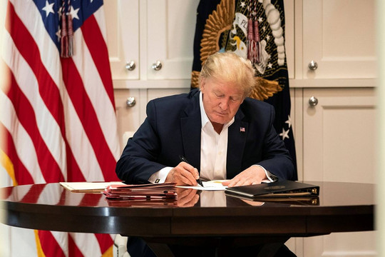 Ông Trump tuyên bố sẽ “sớm trở lại” để “làm cho nước Mỹ vĩ đại trở lại”
