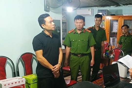 Bắt quả tang cán bộ địa chính nhận hối lộ