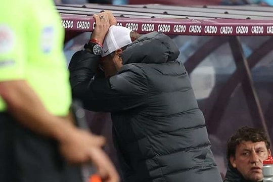 Liverpool thảm bại: Khi Jurgen Klopp chỉ biết cười trừ