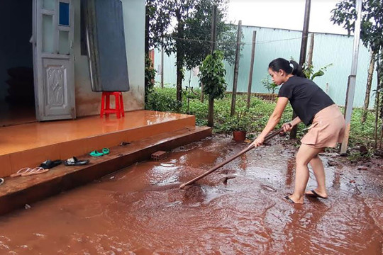 Nước từ bến xe Đức Long và dự án Công ty Bossco tràn vào nhà dân sau trận mưa lớn