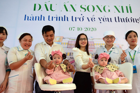 Cặp đôi dính liền "Song Nhi" xuất viện sau 3 tháng đại phẫu