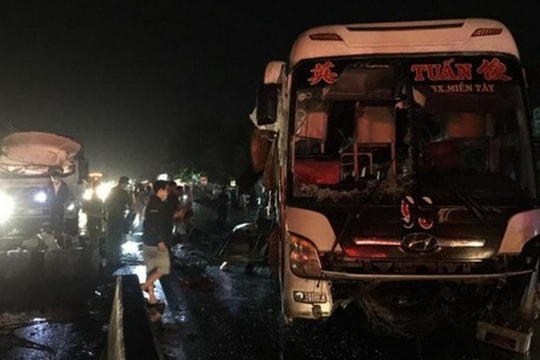 Xe tải tông xe khách giường nằm, 1 người chết, 19 người bị thương