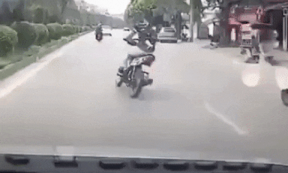 Lạng lách, đánh võng trước đầu ô tô, nam thanh niên nhận cái kết 'sấp mặt'