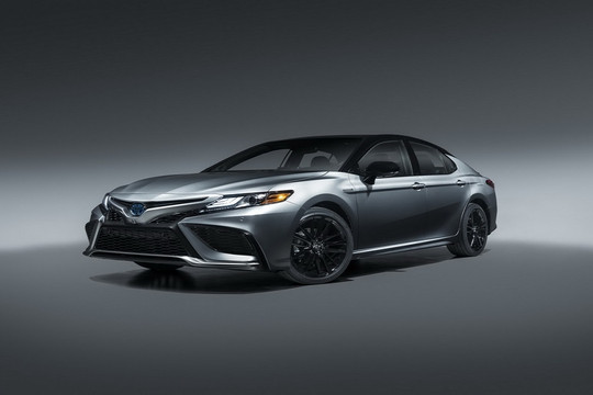 Toyota Camry Hybrid 2021 có giá từ 28.300 USD