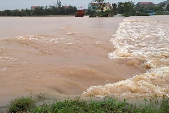 Quảng Bình: 25 thôn bản bị cô lập, nhiều tuyến đường tê liệt vì mưa lũ