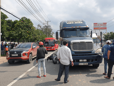 Va chạm với container, 1 cô gái tử vong