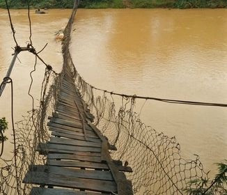 Mưa lớn gây sập cầu, gần 80 hộ dân bị chia cắt