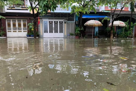Huế: Ngập lụt nặng do mưa kéo dài nhiều ngày
