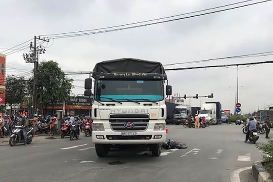 Bình Dương: Tai nạn giữa xe tải và xe máy khiến 1 người tử vong