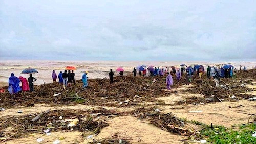 Vớt củi ở cửa biển, người đàn ông không may tử vong