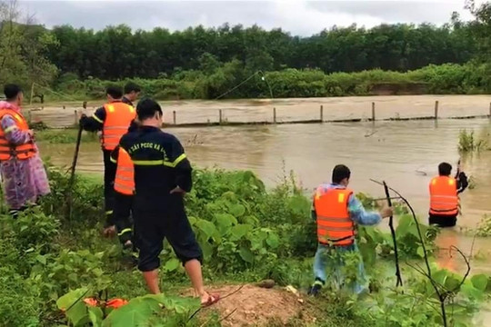 Đà Nẵng: Một người dân bị nước lũ cuốn trôi trong lúc đánh cá