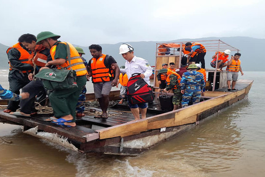 Hàng chục thuyền viên mắc kẹt trên biển được đưa vào bờ an toàn
