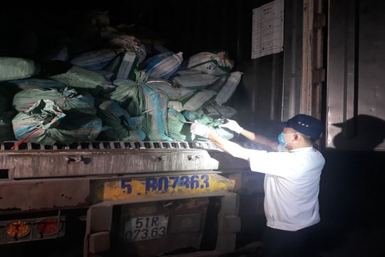 Phát hiện 30 tấn nội tạng động vật bốc mùi hôi thối trên xe đầu kéo