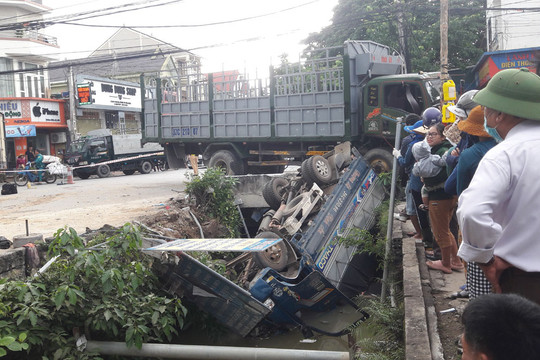 Xe tải bị đâm rơi xuống kênh, 1 người tử vong