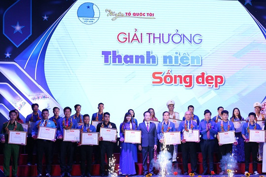 Nam sinh 10 năm cõng bạn đến trường nhận giải thường thanh niên sống đẹp năm 2020