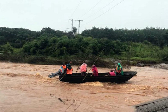 Người phụ nữ bị nước lũ cuốn trôi trên đường đi làm về