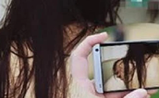 Tống tiền cô gái khoe ngực trên mạng
