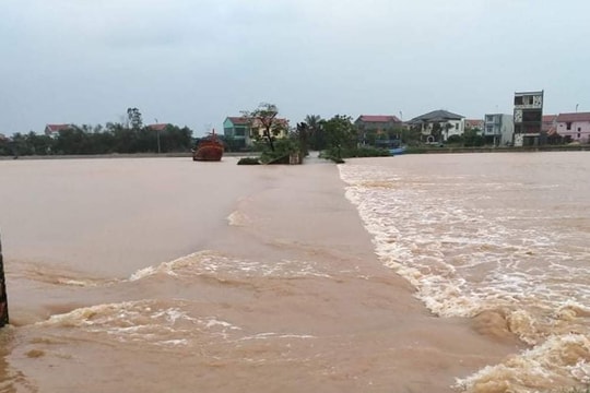 Tìm thấy thi thể phụ nữ bị lũ cuốn khi qua suối cùng chồng