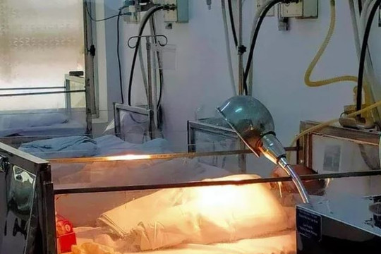 Bé sơ sinh nguyên dây rốn bị vứt bỏ trong túi nylon ven đường
