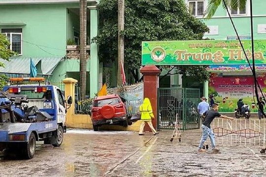 Xe ôtô mất lái, húc đổ hàng rào trường mầm non