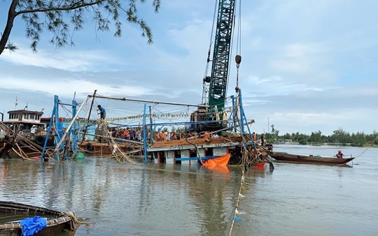 Tìm thấy thi thể còn lại trong vụ 2 cha con mất tích do chìm tàu