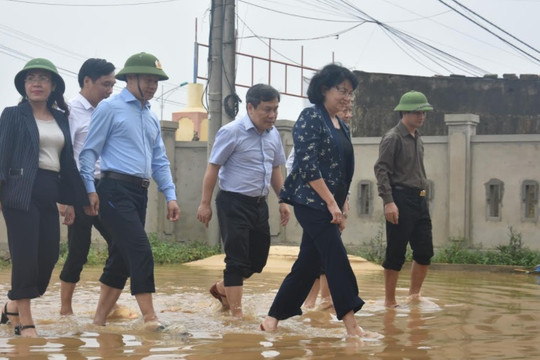 Phó Chủ tịch nước Đặng Thị Ngọc Thịnh lội nước thăm bà con vùng lũ