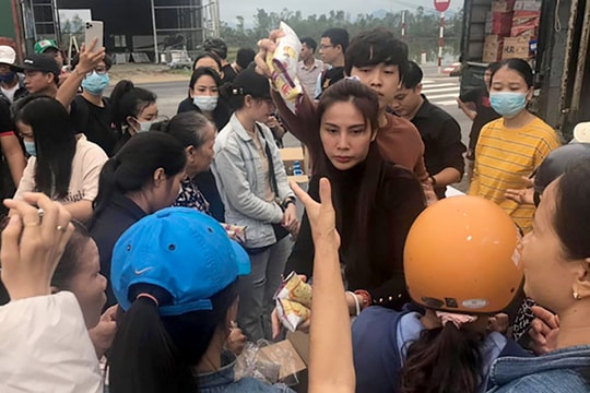 Thủy Tiên bất chấp nguy hiểm mang 10 tỷ đến cứu trợ bà con miền Trung