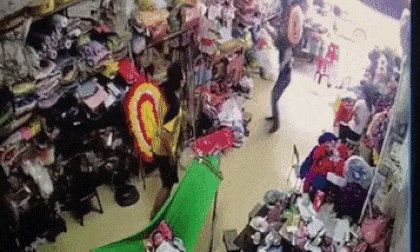 Ẩu đả trong cửa hàng hoa quả, người đàn ông cầm gậy vụt suýt trúng đầu em bé 2 tháng tuổi