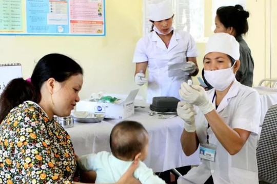 Yêu cầu Vĩnh Phúc, Sơn La làm rõ vụ trẻ tử vong và tai biến sau tiêm chủng