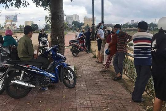 Tìm kiếm một nữ sinh bỏ xe máy, nghi nhảy sông tự tử
