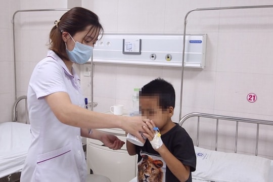 Dùng thuốc nam chữa hội chứng thận hư, bé trai 7 tuổi nguy kịch