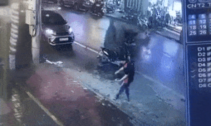 Đi bộ sang đường, cô gái bị xe máy và ô tô đâm liên tiếp ngay tại cùng một vị trí