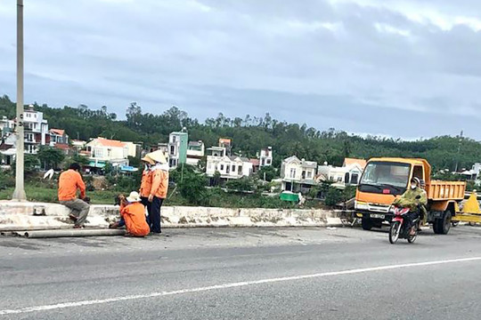 Va chạm liên hoàn trên cầu Trà Khúc, nhiều người bị thương