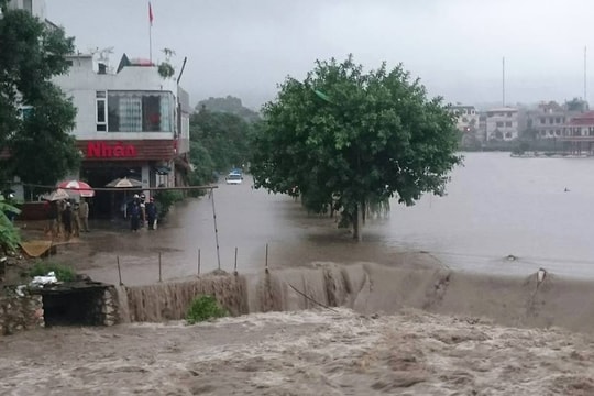 Miền Trung tiếp tục mưa lớn, áp thấp nhiệt đới có khả năng mạnh thêm