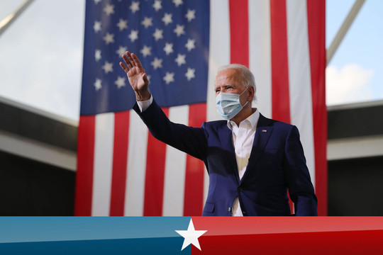 Ông Joe Biden đi cùng máy bay với người mắc COVID-19