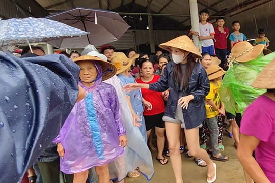 Thủy Tiên viết tâm thư giữa những hoài nghi về chuyến từ thiện ở miền Trung