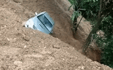 Khoảnh khắc đất đồi sạt lở, cuốn trôi chiếc xe bán tải trước sự kinh hoàng của nhiều người