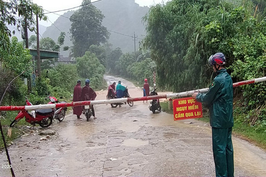 Nghệ An: Nhiều tuyến đường bị ngập, cầu tràn nước dâng cao