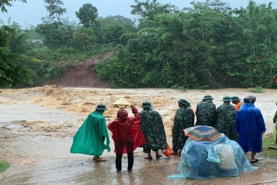 Sập nhà trong lũ, hai mẹ con thương vong